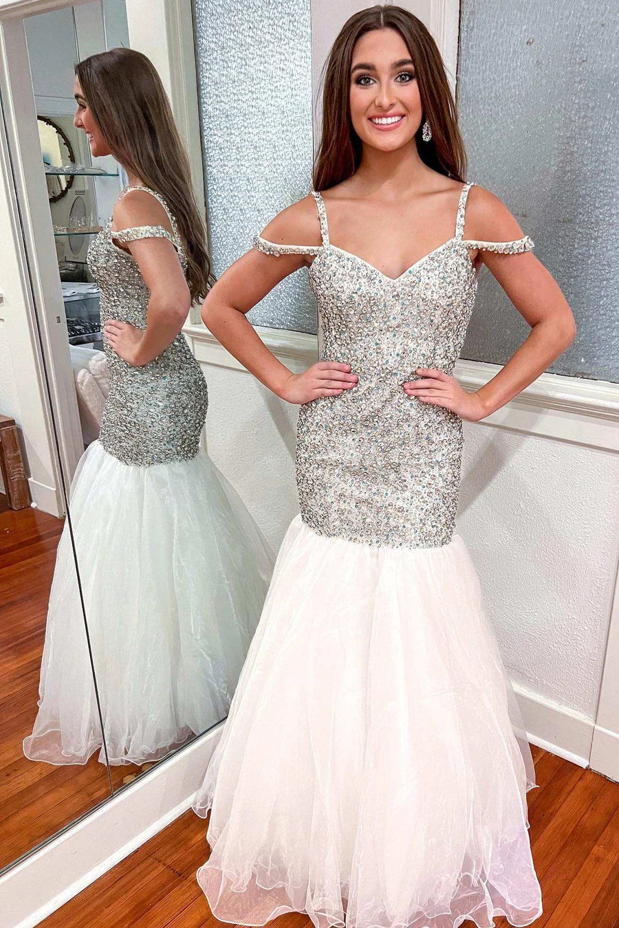 Vestido de fiesta con hombros descubiertos y piedras multicolores